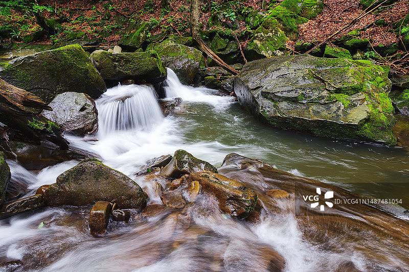 水流中覆盖着苔藓的巨石图片素材