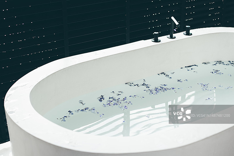 漂浮在浴缸中的鲜花图片素材