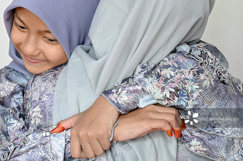 母女拥抱特写图片素材