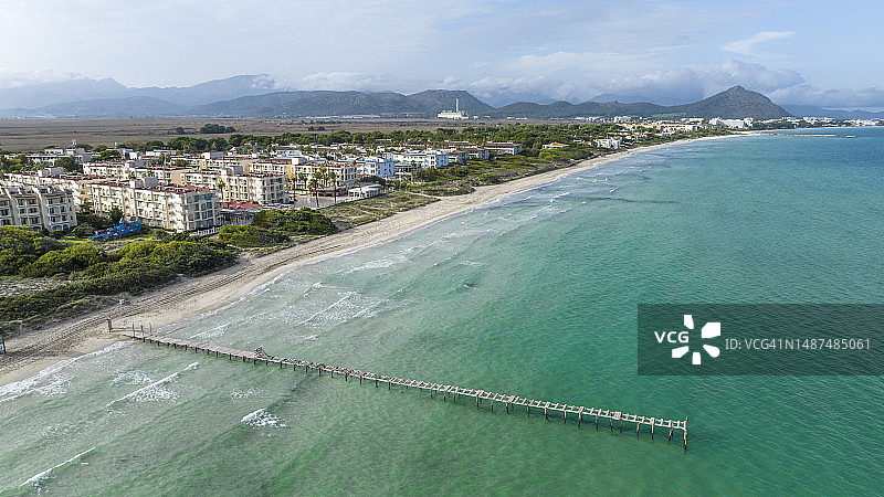 西班牙巴利阿里群岛卡恩皮卡福特海滨小镇及前景码头航拍图片素材