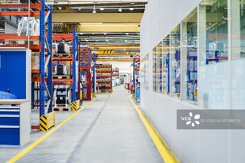 工业中的空旷生产车间图片素材