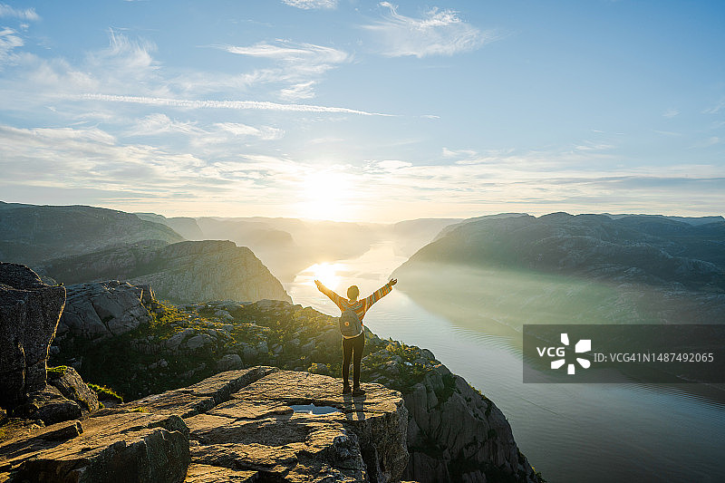 站在圣坛岩欣赏美景的女人图片素材