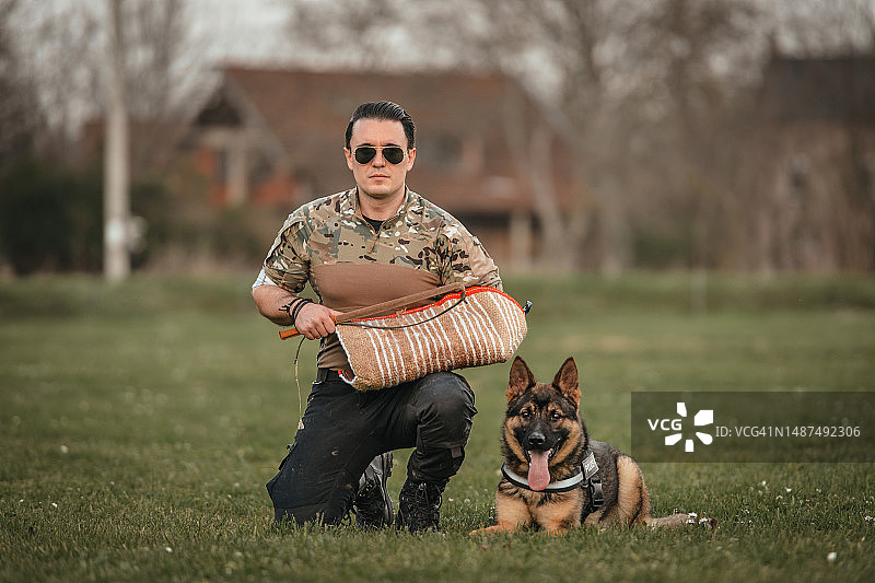 工作中的警犬图片素材