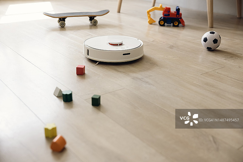机器人吸尘器清洁地板图片素材
