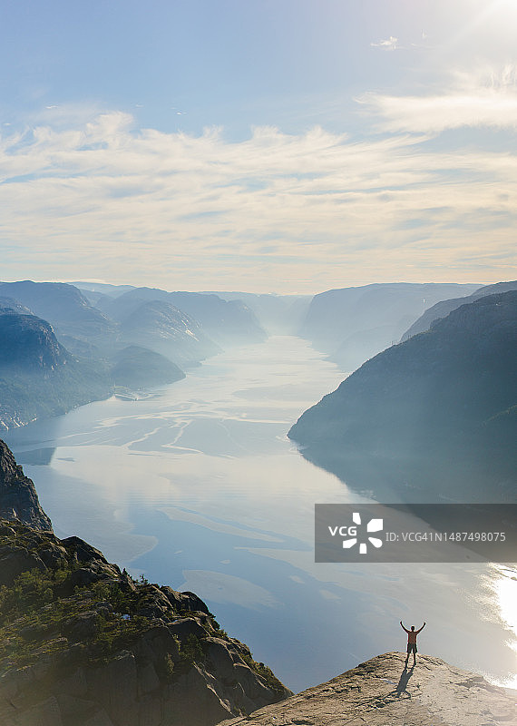 站在圣坛岩欣赏美景的女人图片素材