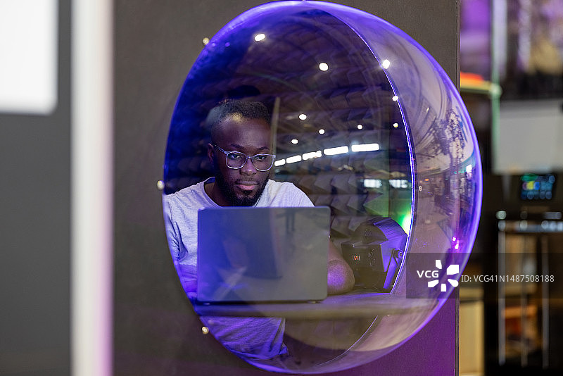 在创客空间用笔记本电脑工作的非洲男人图片素材