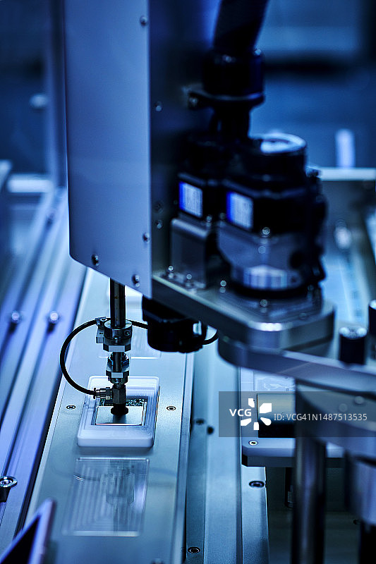 生产线上组装智能手机图片素材