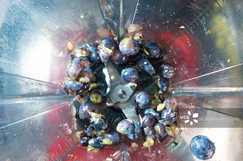 高速搅拌机中的蓝莓（高速摄影）图片素材