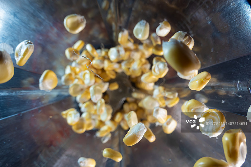 高速摄影捕捉到的高速搅拌下的玉米粒图片素材