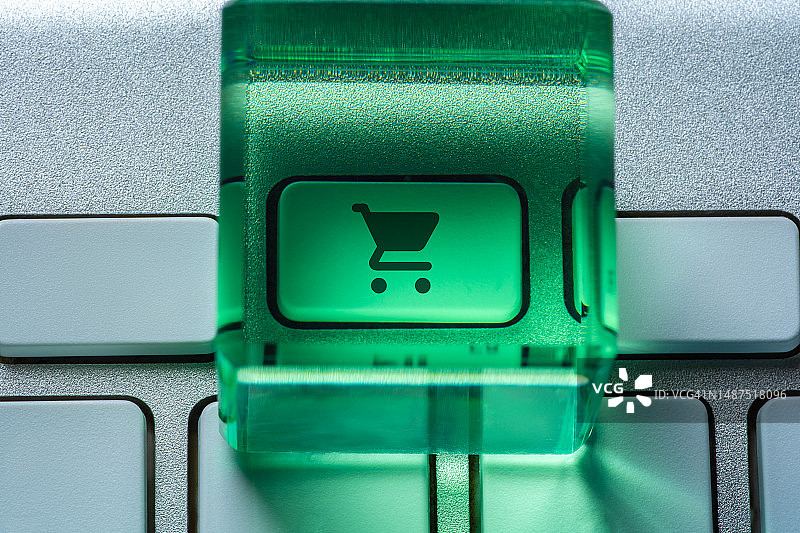 键盘上彩色立方体上的购物车图片素材