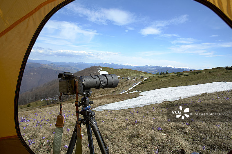 山间三脚架上的单反相机图片素材