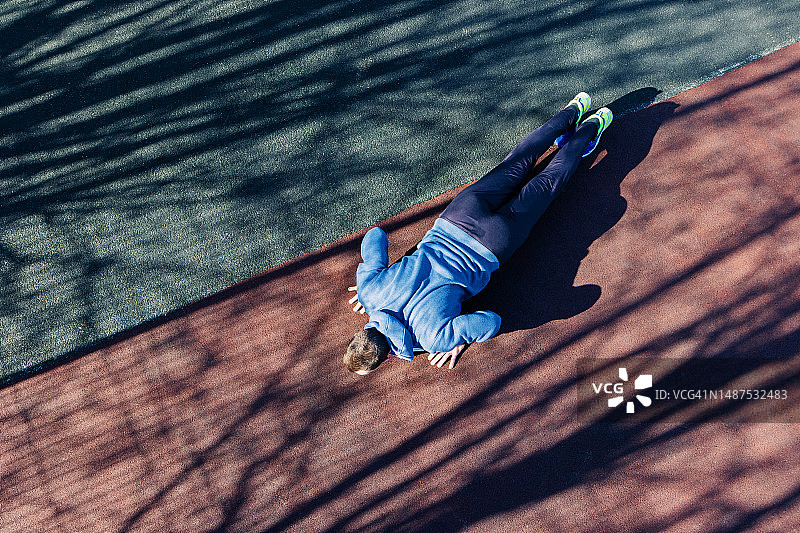 俯卧撑顶视图 - 户外运动图片素材