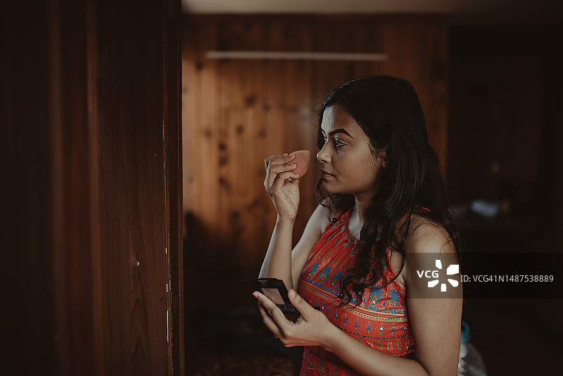 准备参加摄影的年轻漂亮女孩图片素材