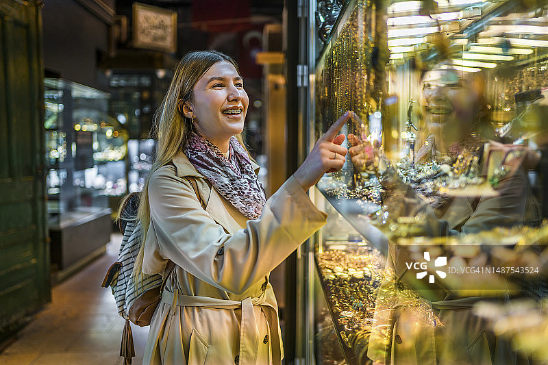 看着珠宝店橱窗的女人图片素材