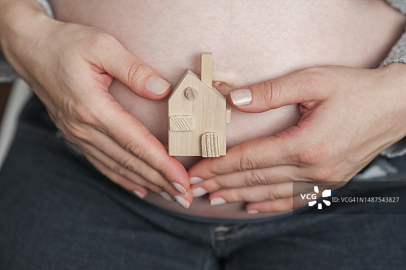 孕妇手持房屋模型图片素材