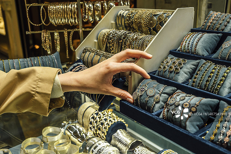 女人在伊斯坦布尔大巴扎挑选珠宝图片素材