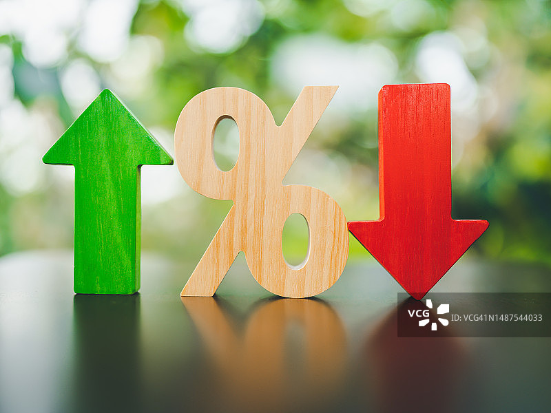 用于提高或降低美联储利率以纠正通货膨胀概念的方法或系统的百分比模型、向上和向下箭头概念图片素材