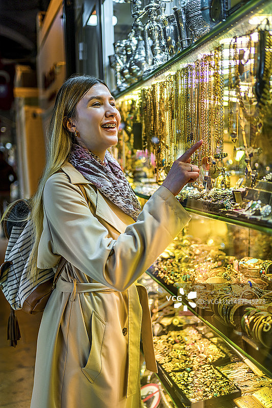 看着珠宝店橱窗的女人图片素材