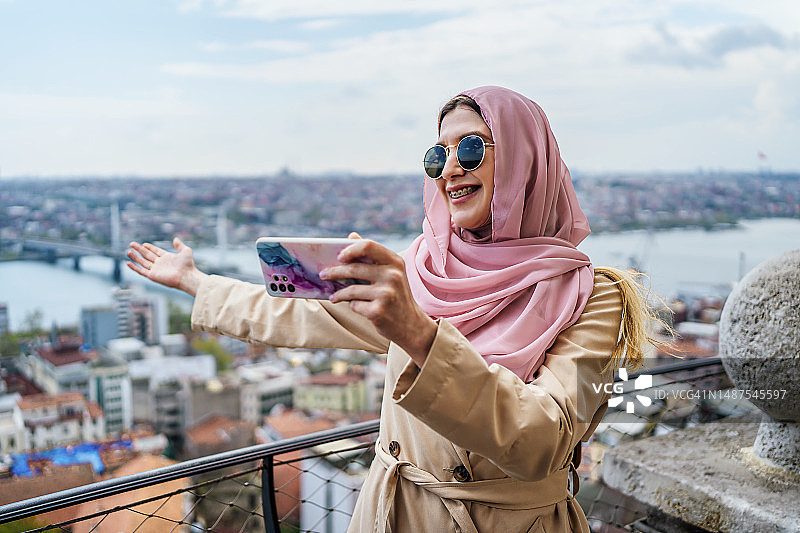年轻女人在土耳其伊斯坦布尔加拉塔拍摄Vlog图片素材