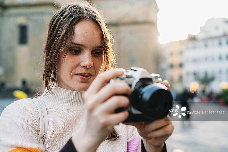 女子在日落时拍摄城市图片素材