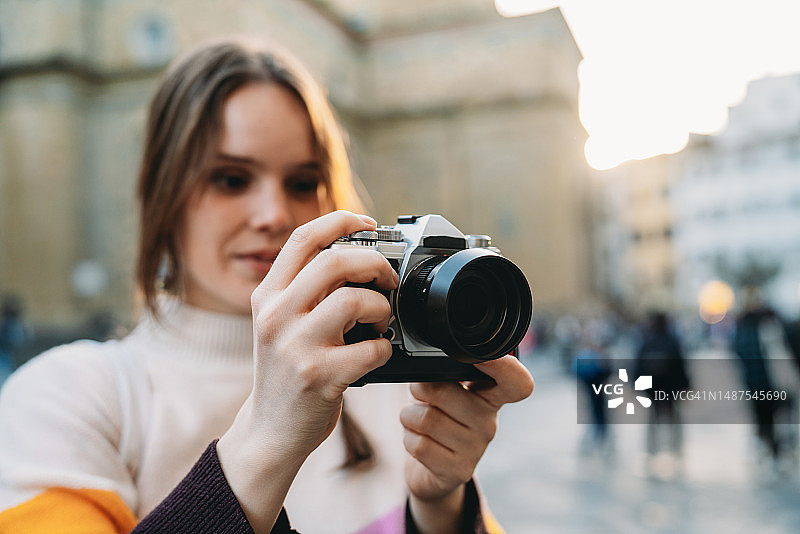 女子在日落时拍摄城市图片素材