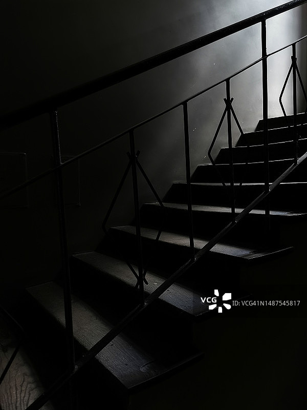 黑暗阴森的楼梯图片素材