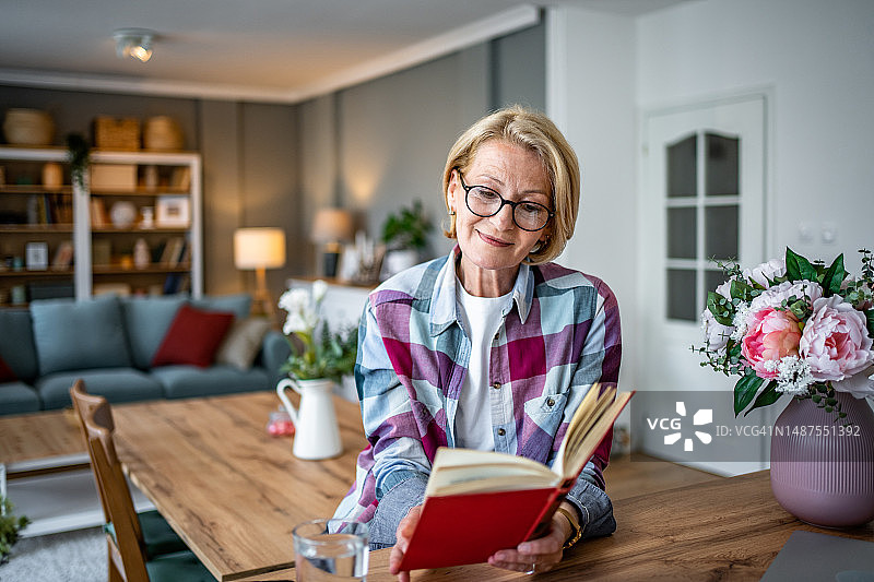 清晨的幸福：享受阅读的静谧时光图片素材