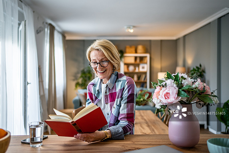 清晨的幸福：享受阅读的静谧时光图片素材