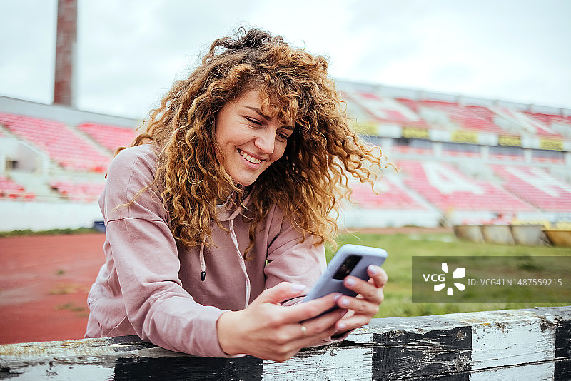拿着手机的运动女性肖像图片素材