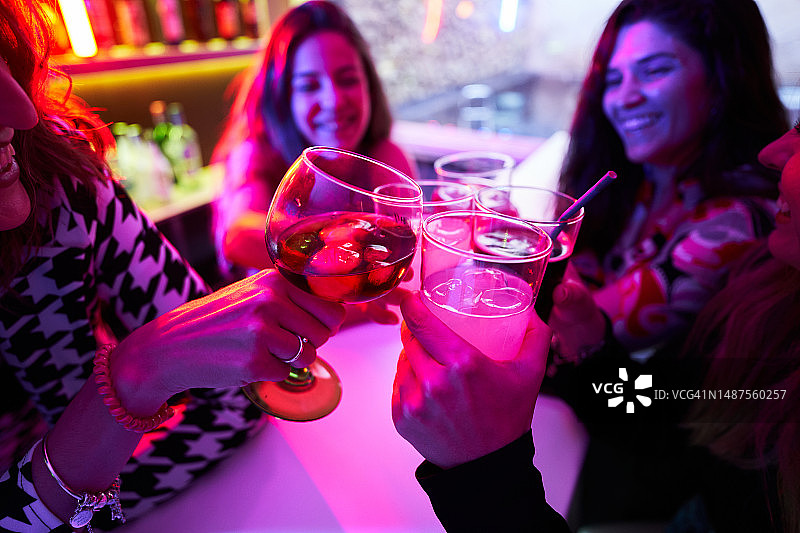 朋友们在俱乐部举杯庆祝图片素材