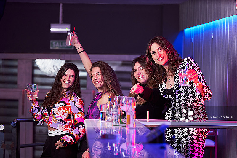 四个朋友在迪斯科柜台旁跳舞图片素材