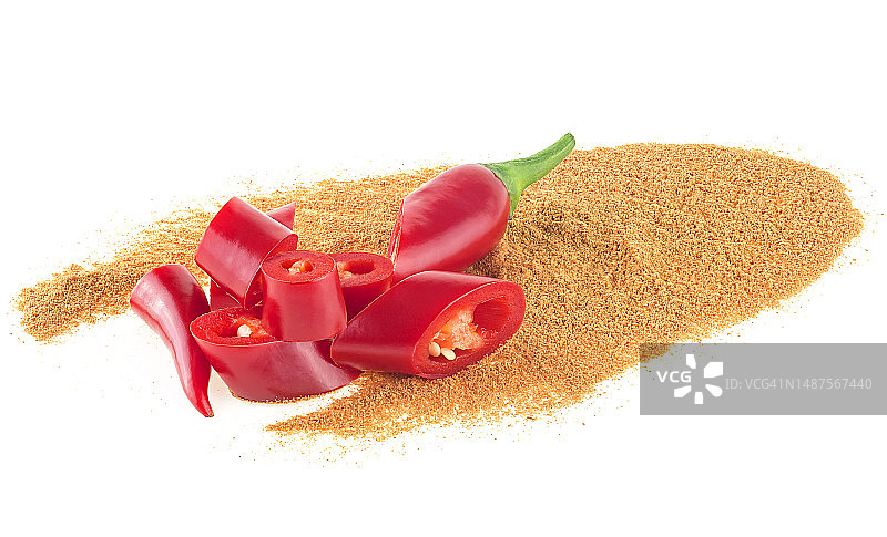 红辣椒切片和辣椒粉，白色背景图片素材