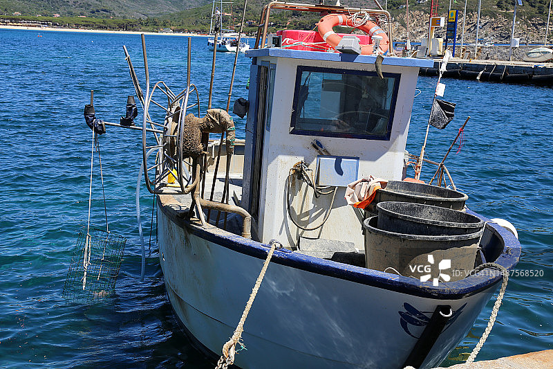 系泊在码头上的典型渔船图片素材