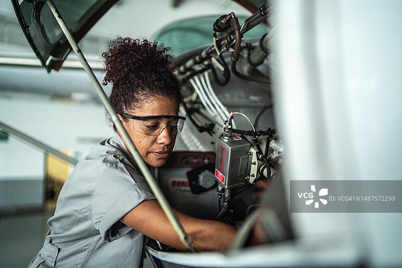 飞机机械师在机场机库修理飞机图片素材