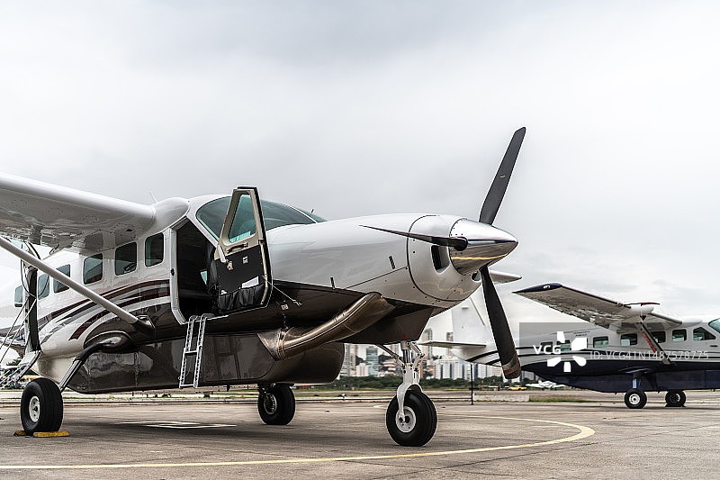 机场机库中的私人飞机图片素材