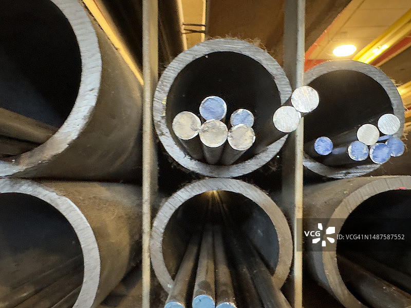 带钢材架子的储藏室图片素材