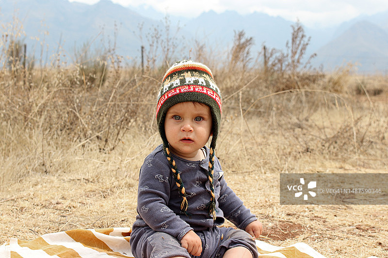 地板上的宝宝肖像图片素材