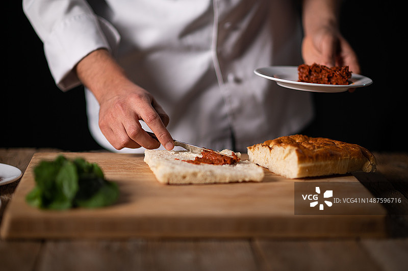 男厨师正在准备三明治图片素材