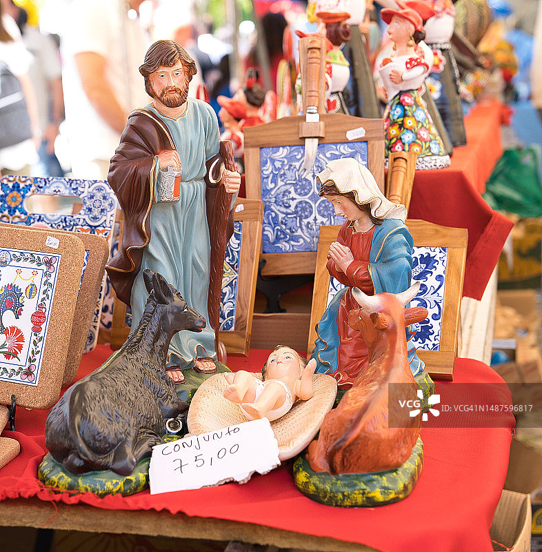 包含圣家成员的耶稣诞生场景图片素材