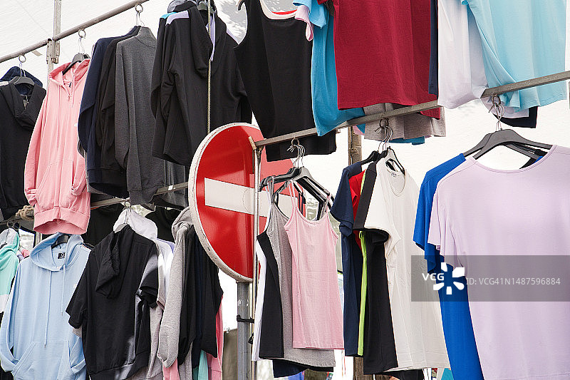 被衣服遮盖的“禁止入内”标志图片素材