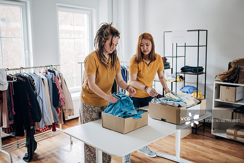 捐赠中心的女性志愿者图片素材