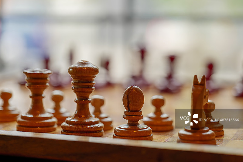 木制棋子和棋盘图片素材