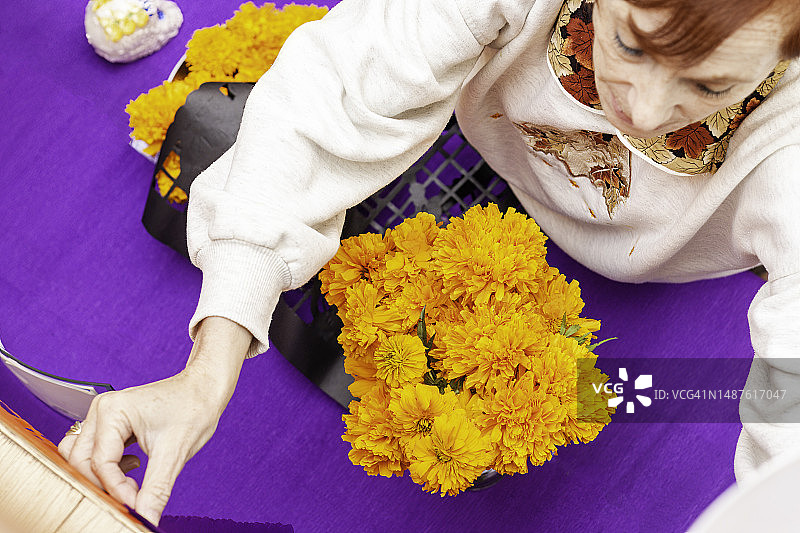 年长的女人准备亡灵节祭品图片素材