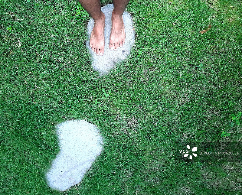 光着脚图片素材