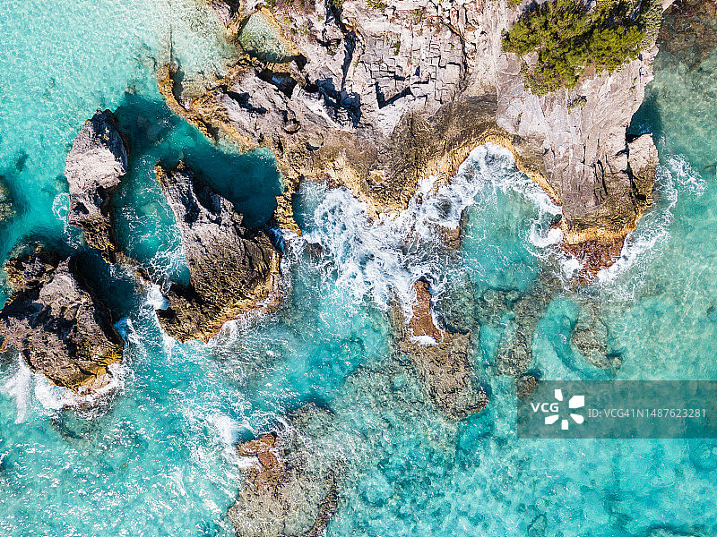 百慕大马蹄湾海滩附近岩石海岸航拍图片素材