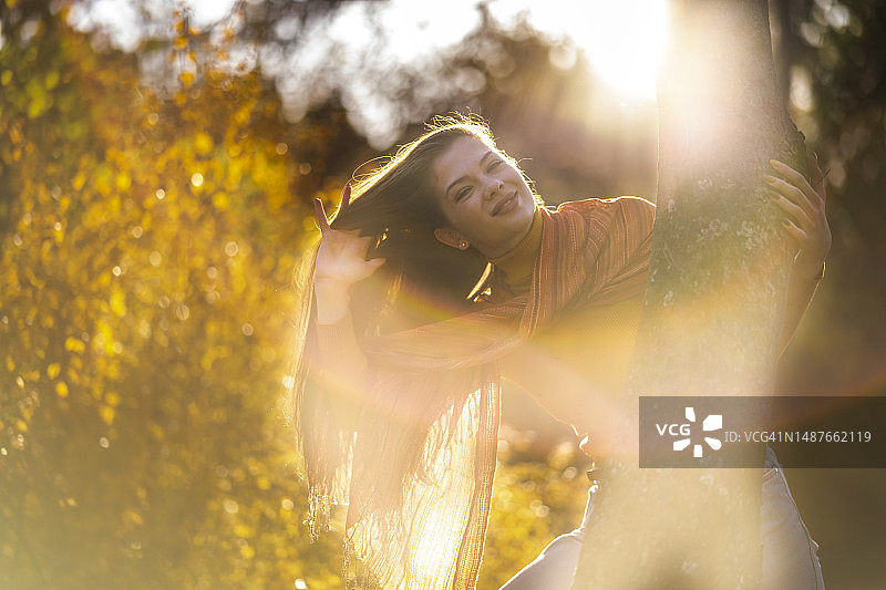 阳光下的迷人秋日少女肖像图片素材