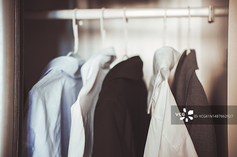 衣柜里的衬衫和西装图片素材