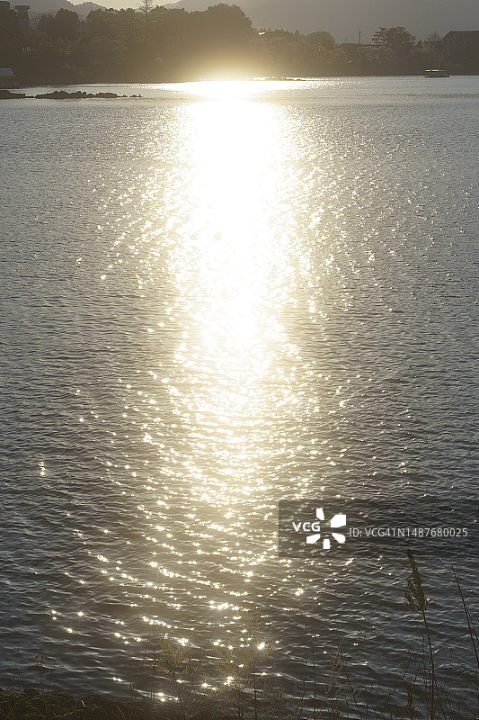 日本山梨县河口湖和河口湖大桥的日落图片素材