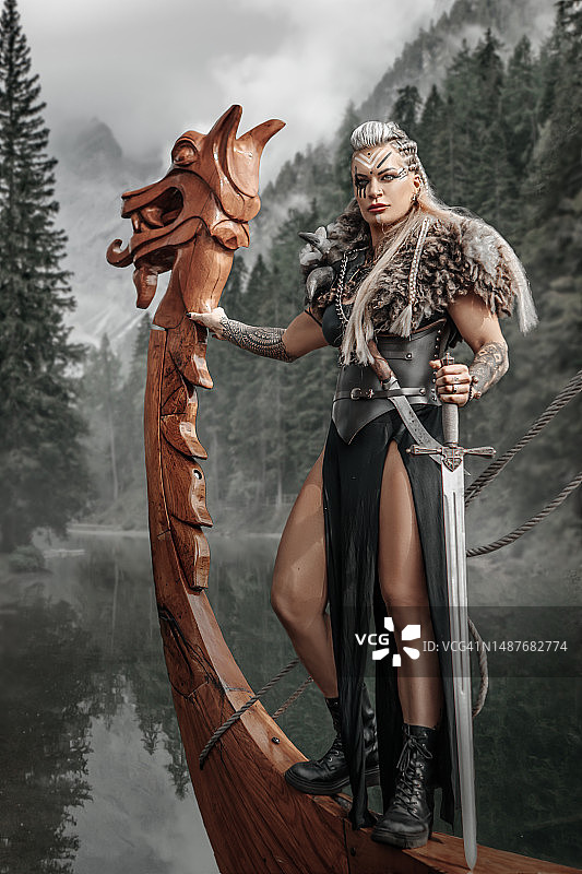 维京女战士乘坐维京长船在峡湾航行图片素材