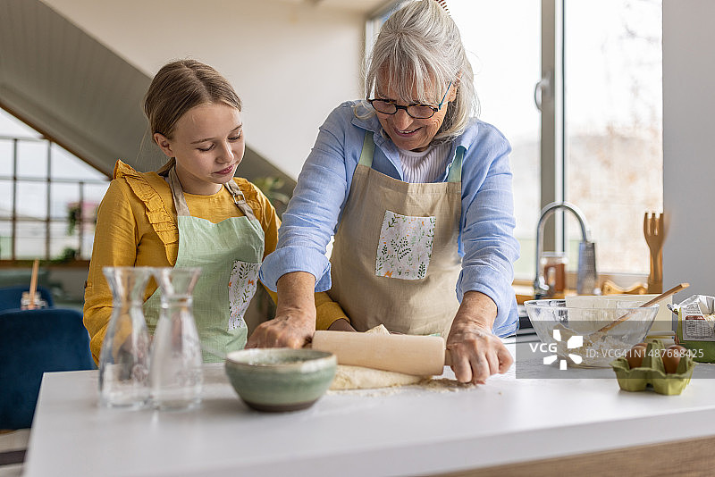 祖母和孙女一起在厨房做面包图片素材